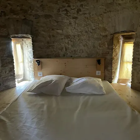 Château De Saint-genix 3*